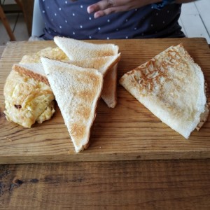 omelette jamon y queso con tostadas