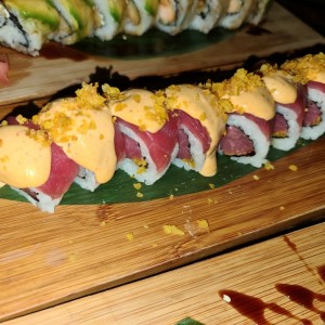 sushi de atun con  salsa chipotle