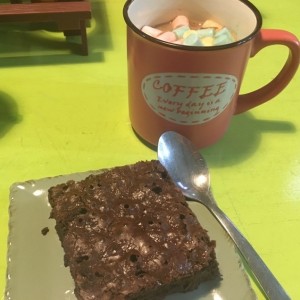 Brownie y chocolate caliente