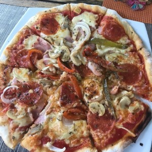 Pizza de Pepperoni con vegetales 