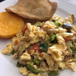 Huevos revueltos con vegetales, tortilla y hojaldre