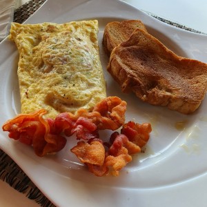Omelette, Tostadas Francesas & Bacon 