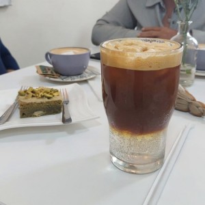 capuccino blondie de pistaño y espresso tonic