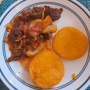 Bistec entomatado y encebollado con tortillas