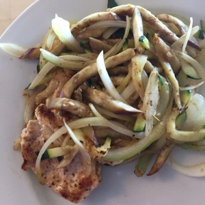 pollo con vegetales salteados