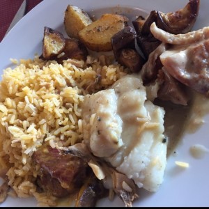 pescado con arroz a la marinera y papas doradas