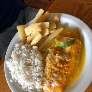 pescado al ajillo con yuca fritas y arroz blanco