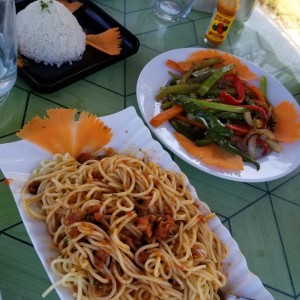 spaghetti, vegetales, arroz con coco, opciones veganas