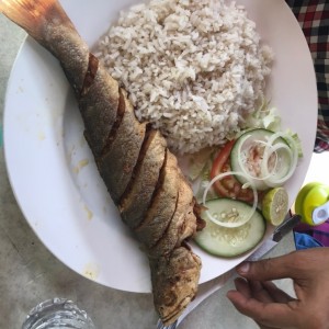 Pescado entero frito con arroz con coco