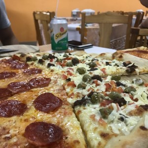 Pizza Familiar Mamma Pina y Peperoni 