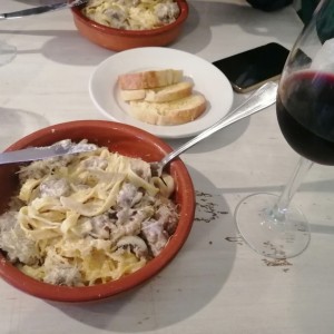 Fetuccini con Chorizo Italiano, Extra Queso y Extra Hongos + Vino Merlot Chileno