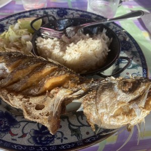 Corvina Frita con arroz con coco