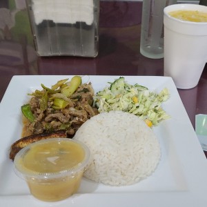 Menú del almuerzo - Bistec picado con arroz blanco, arvejas, ensalada verde y tajadas