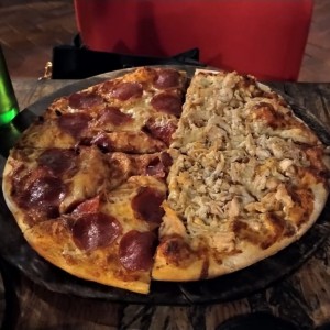 Pizza regular peperoni y pollo