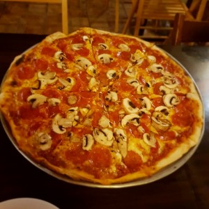pizza de peperoni y hongos