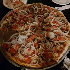 Pizza de pollo, hongos, cebolla y tomate