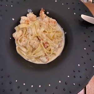 fetuccini con langostinos en salsa blanca 