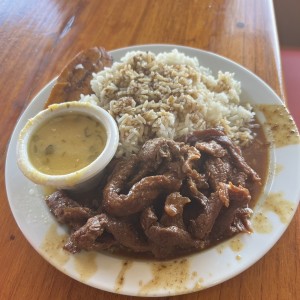 Bistec Picado, arroz, arvejas y tajada 
