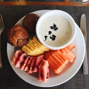 desayuno: avena, muffins de arandano y frutas 