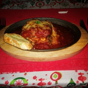 Lasagna de carne en salsa roja
