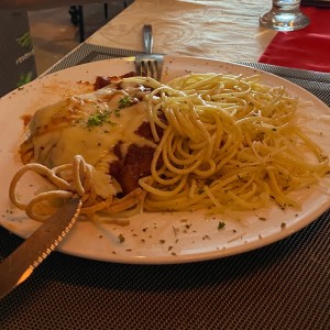 Carne parmesana con spaguettis
