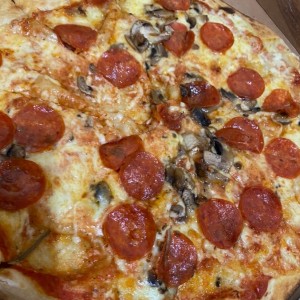 pizza hongo peperoni