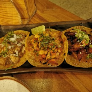 Tacos de birria, camarones y pork belly