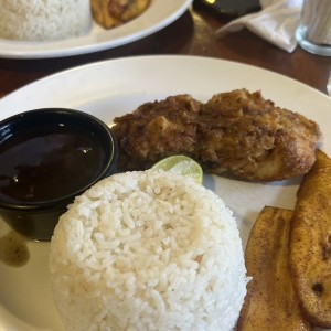 Comida con filete de dorado 