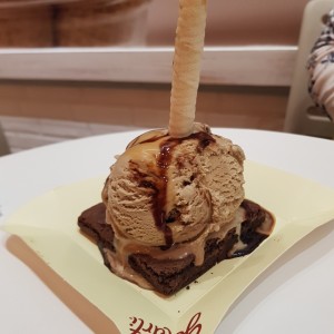 Brownie con helado de cafe bañado en chocolate y caramelo