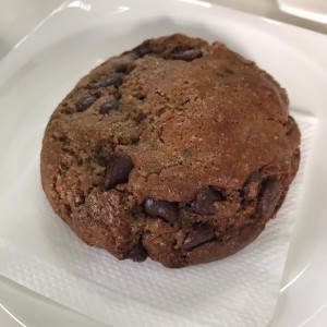 galleta de chispas rellena de brownie