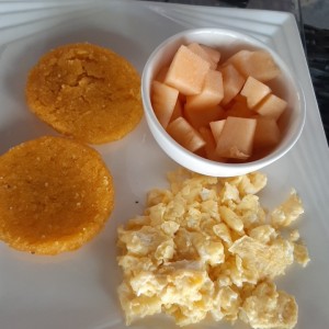 Desayuno - huevos revueltos con tortilla