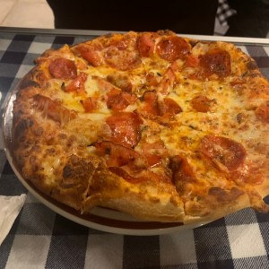 Pizza de peperoni con extra tomate