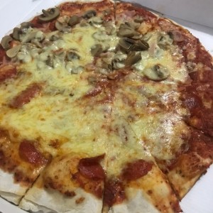 Pizza Familiar mitad pepperone y prosciutto funghi