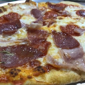 Pizza tres carnes