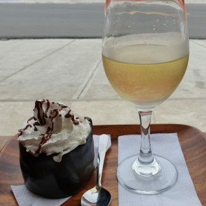 chocolate royal y copa de vino blanco