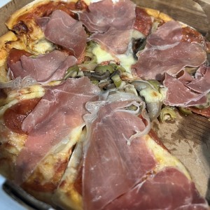 Pizza de combinación con extra jamón serrano