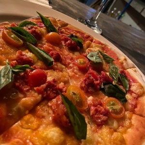 Pizza chorizo tomate y albaca