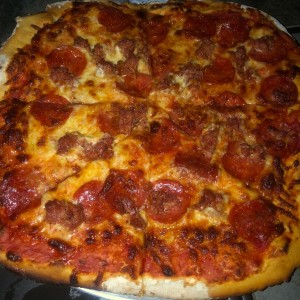 Pizza de Peperonni y Chorizo Siciliano 
