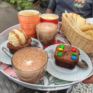 Brownie con helado, brownie, cappuccino, chocolate caliente y pan de ajo.