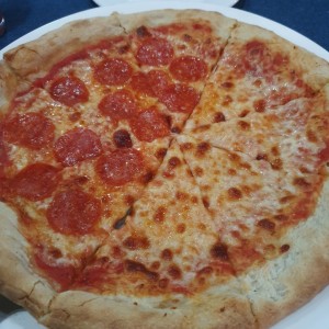 pizza mitad pepperoni mitad queso