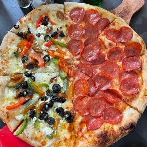 Pizza mitad athenea, mitad peperonni