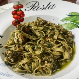 FETTUCCINE AL PESTO CON CAMARONES