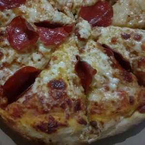 Pizza individualmente un solo ingrediente, de peperoni.