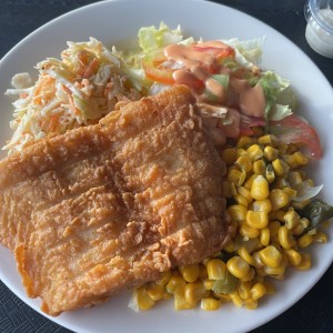 Filete de pescado con maiz y ensaladas