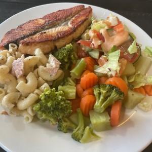 Salmon con vegetales y ensaladas