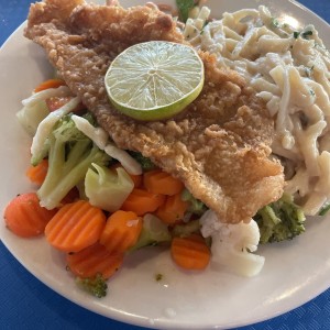 Filete de pescado con pasta y vegetales