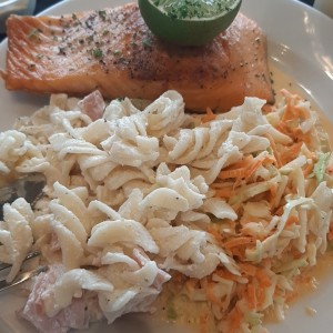Salmon con ensaladas