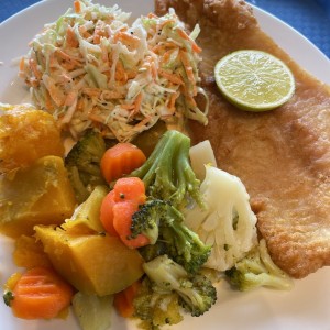 Filete de pescado con vegetales y ensalada 