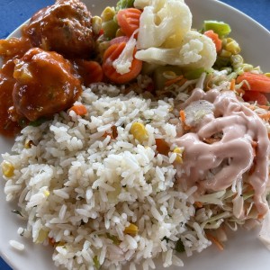 Albondigas con ensalada, vegetales y arroz 