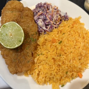 Filete de pescado con arroz y ensalada 
